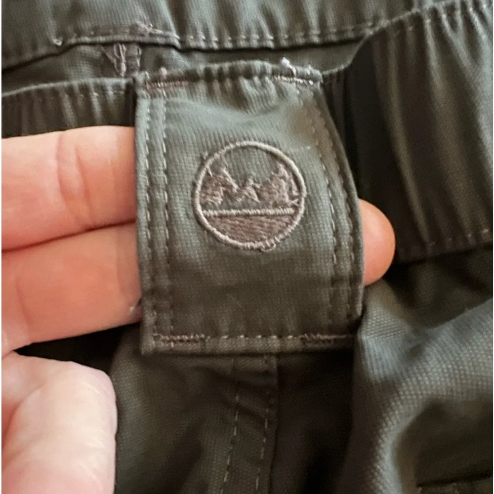 - Wrangler Sz 34 Gray Cargo Outdoor Trail Shorts! NEW!